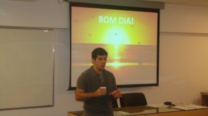 Foto do Inicio do Treinamento com a Apresentação de Alex Adeodato para os participantes do Treinamento de Atendimento e Vendas da CRV Imagem